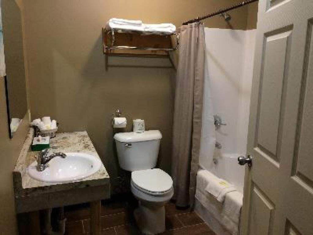 Big Horse Inn And Suites Lewistown Экстерьер фото